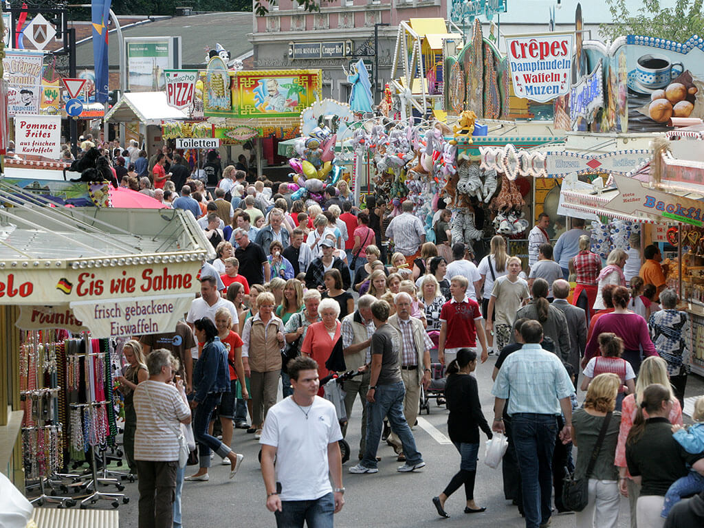 Viele Menschen auf einem Jahrmarkt - Deutscher Schaustellerbund e.V.