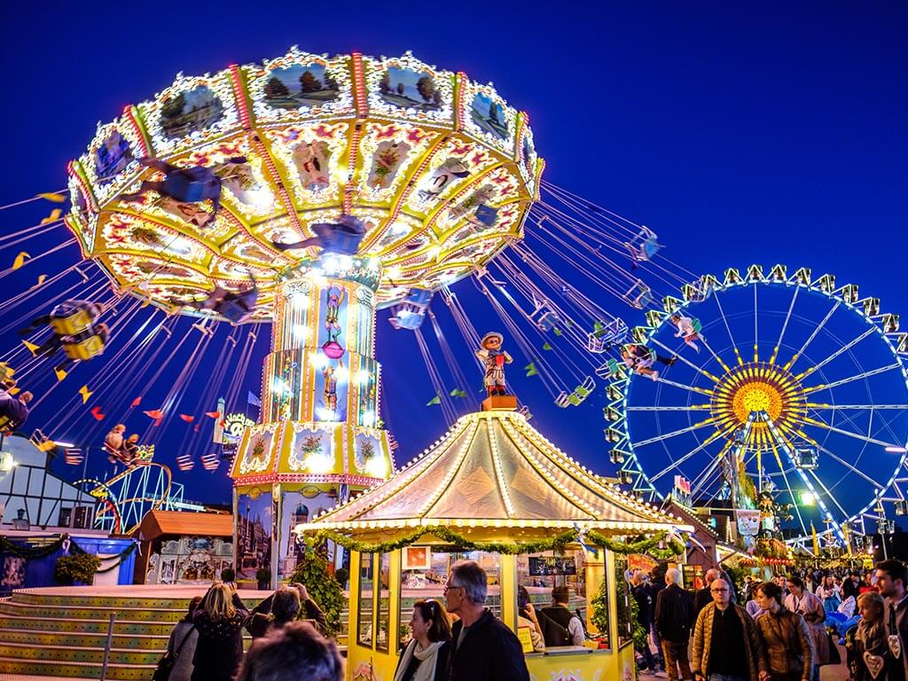 Festlich erleuchtetes Volksfest - Deutscher Schaustellerbund e.V.