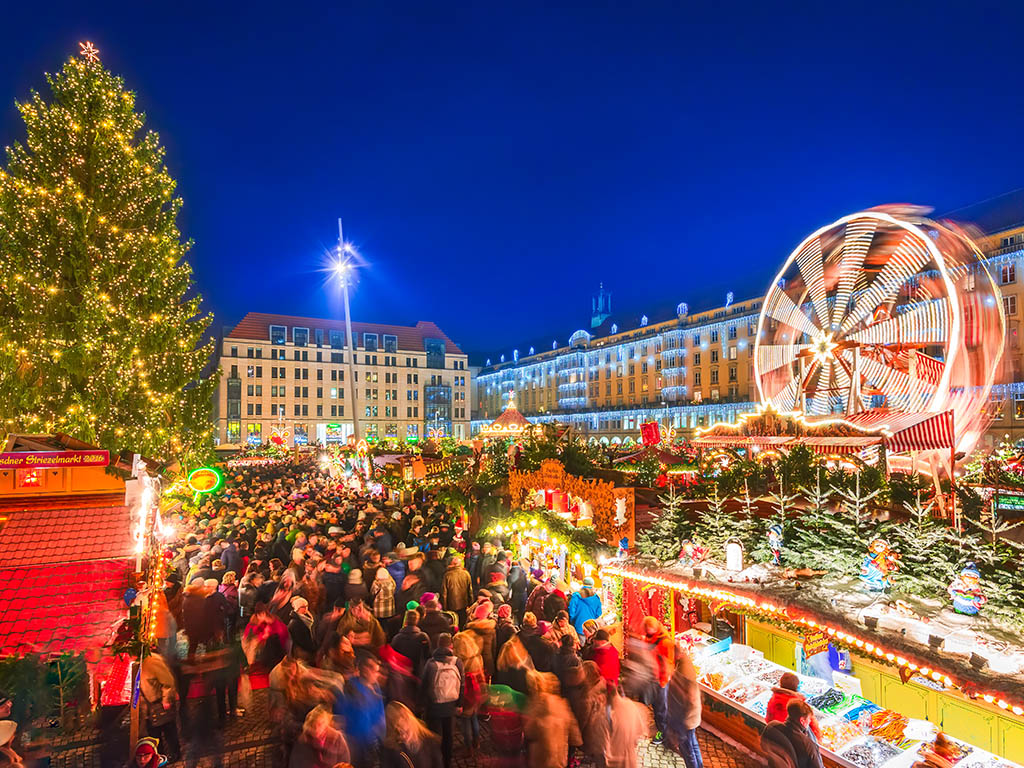 Dresdner Weihnachtsmarkt, hell erleuchtet mit Weihnachtsbaum und Riesenrad