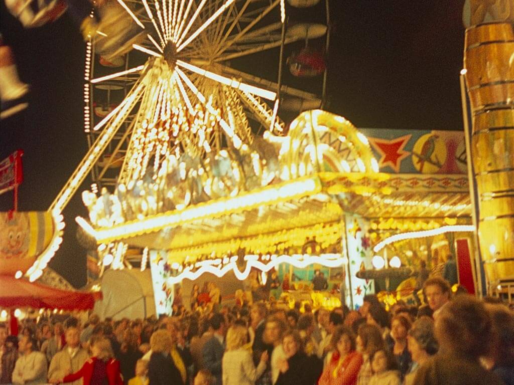 Festlich erleuchtetes Volksfest bei Nacht