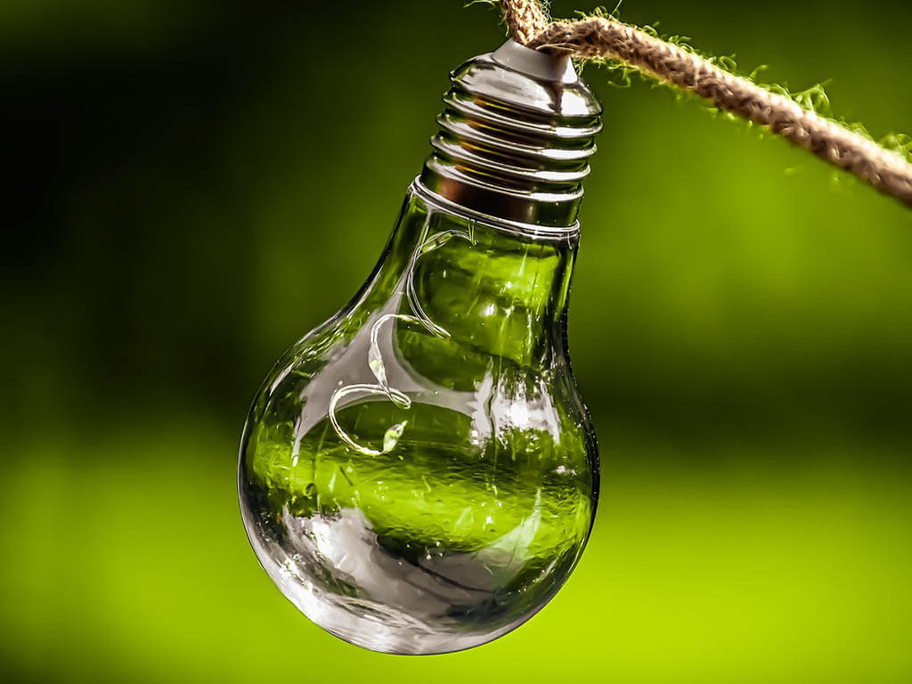 Glühbirne mit LED als Symbol für Nachhaltigkeit