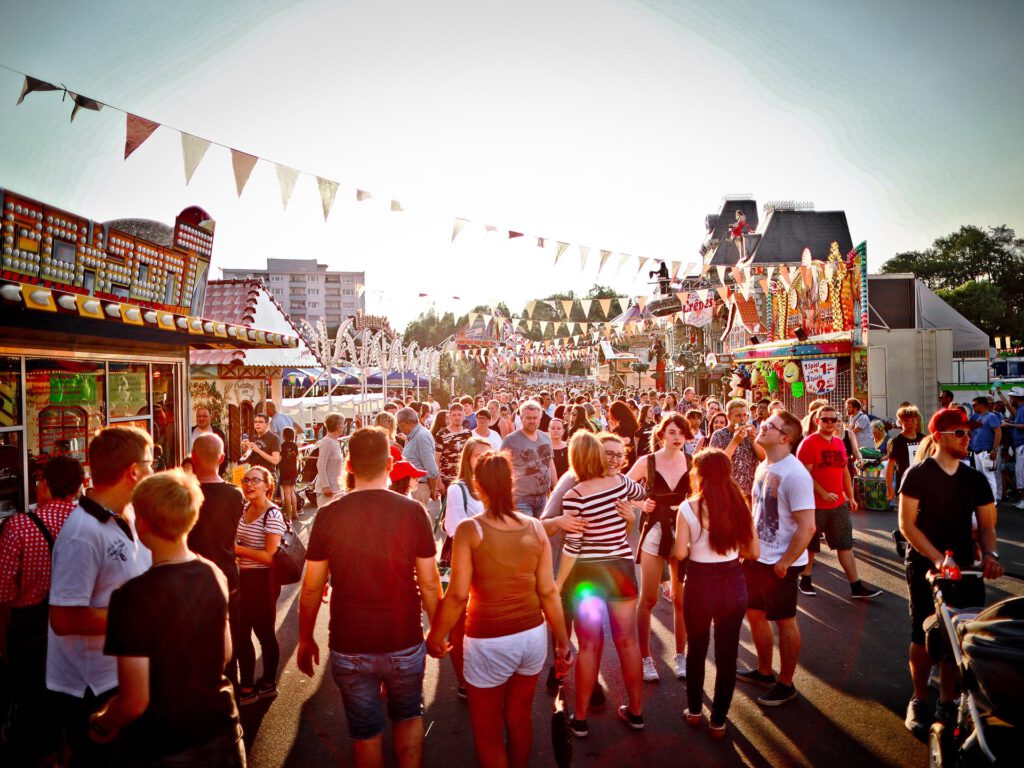 Menschenmengen amüsieren sich auf einem Volksfest