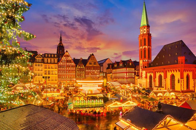 Deutscher Schaustellerbund e.V.- Weihnachtsmarkt vor nächtlicher Altstadt